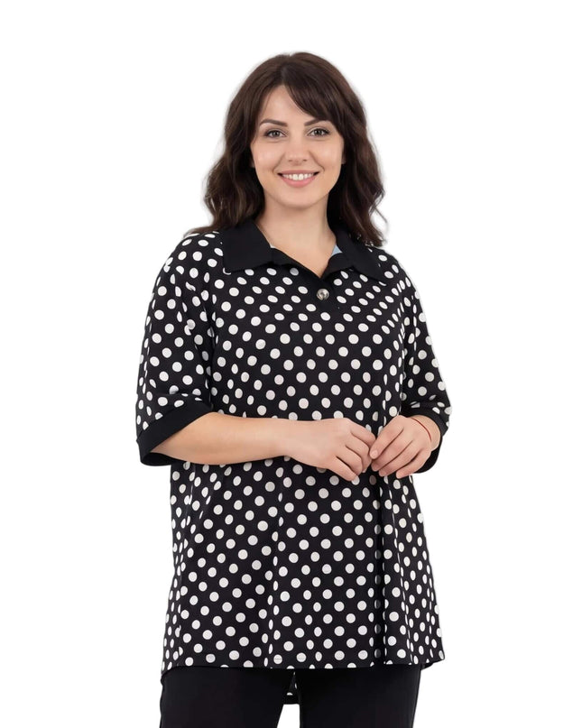 Елегантна черна макси туника на бели точки с контрастна якичка, представена в изглед отпред на бял фон.