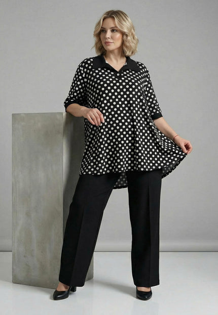 Официална черна макси туника на бели точки с якичка, разкроена кройка и ръкави с маншети, кадър в цял ръст.