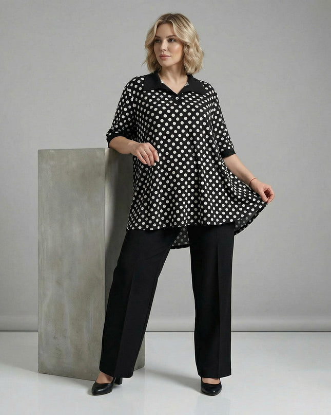 Официална черна макси туника на бели точки с якичка, разкроена кройка и ръкави с маншети, кадър в цял ръст.
