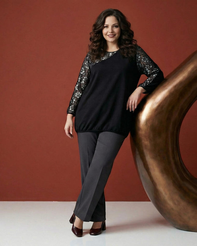 Официална черна макси туника с флорална дантела по ръкавите и свободна кройка, представена в цял ръст върху модел.