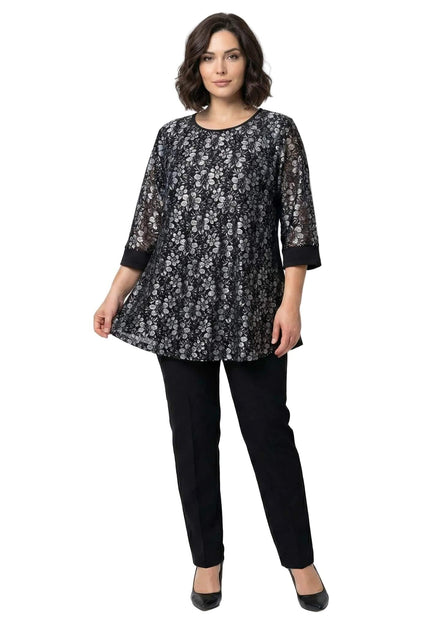 Стилна официална черна макси туника с флорална дантела и свободна кройка, заснета в цял ръст върху модел.