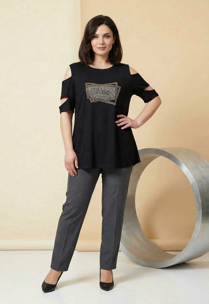 Официална черна макси туника с отворени рамене и камъчета, представена в цял ръст от модел, комбинирана със сив панталон.