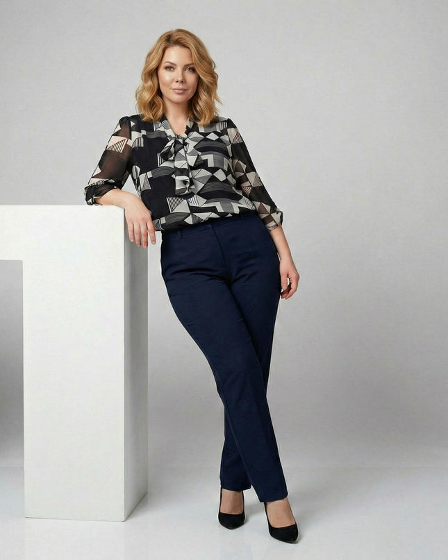 Официална черна макси туника с панделка и ефектен геометричен десен, представена върху модел в цял ръст до бял декор.