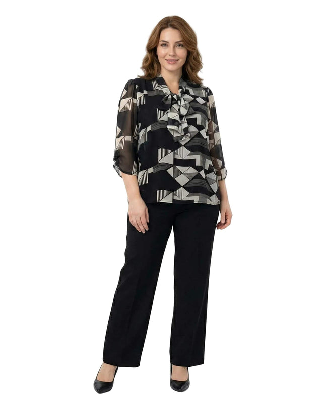 Официална черна макси туника с панделка и геометричен принт, представена в цял ръст върху модел на бял фон.