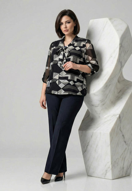 Официална черна макси туника с геометричен принт и панделка на деколтето, представена в цял ръст върху модел.