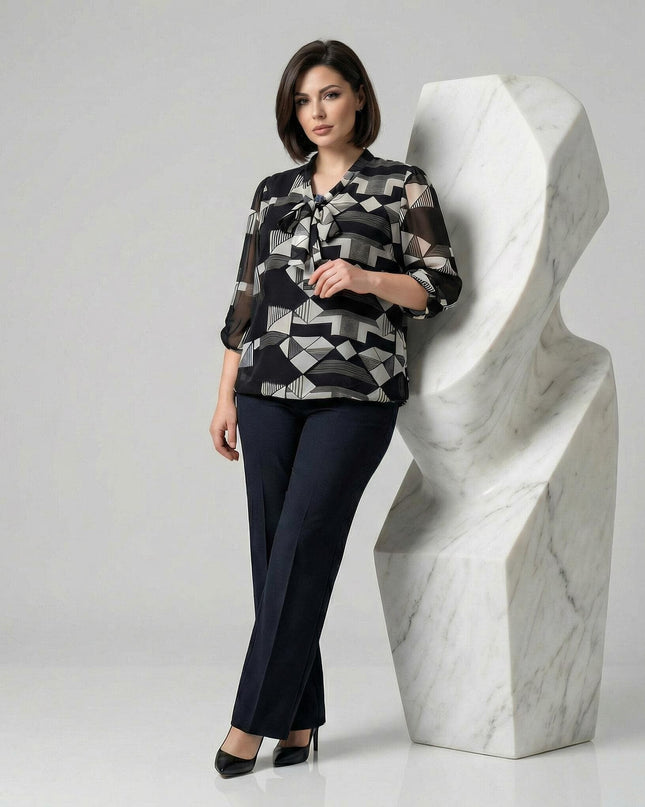 Официална черна макси туника с геометричен принт и панделка на деколтето, представена в цял ръст върху модел.