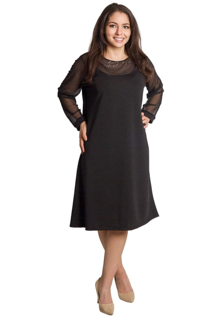 Официална черна рокля с ефирни тюлени ръкави и деликатни пайети около деколтето, представена върху модел в цял ръст на бял фон.