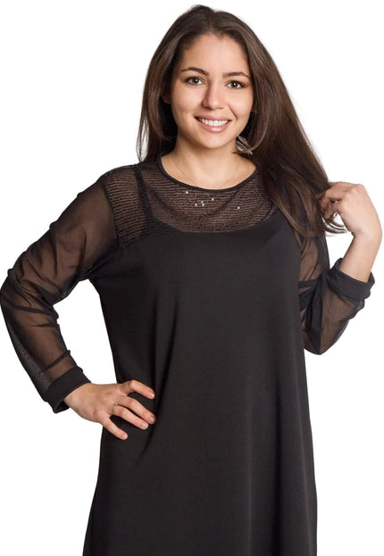 Официална черна рокля с тюлени ръкави и блестящи пайети на деколтето, снимана отпред на бял фон.