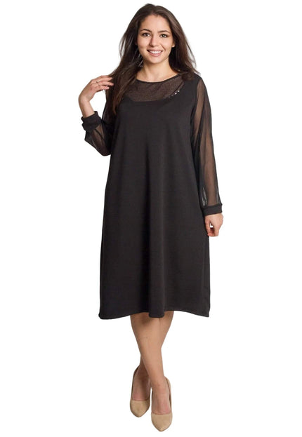 Елегантна официална черна рокля с ефирни тюлени ръкави и акцент с пайети, заснета в цял ръст върху модел на бял фон.