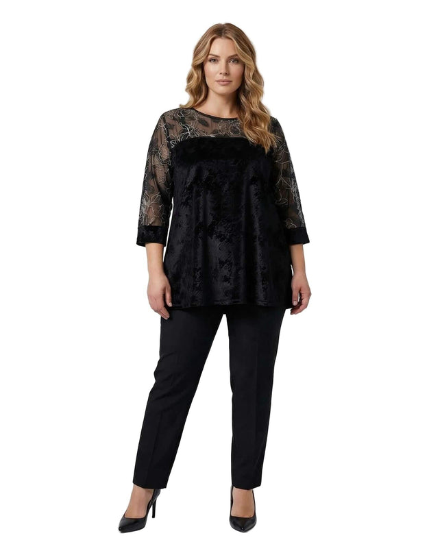 Официална черна туника големи размери с прозрачни ръкави с бродерия, показана върху модел в цял ръст.