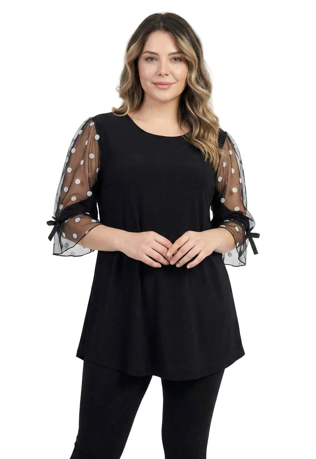 Официална черна туника за макси дами с ефирни ръкави от тюл на точки и панделка, заснета в преден план на бял фон.