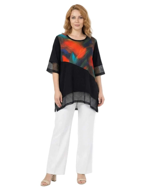 Официална черна туника в голям размер с цветна абстрактна платка и асиметричен мрежест подгъв, представена в цял ръст на бял фон.