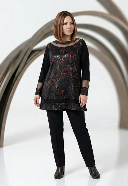 Официална черна туника големи размери с ефектно деколте, абстрактен принт и мрежести детайли, представена в цял ръст.