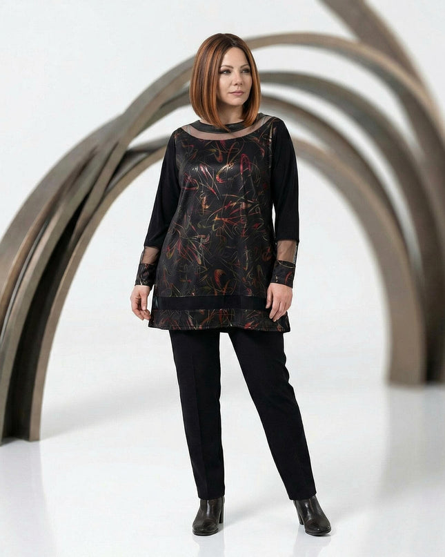 Официална черна туника големи размери с ефектно деколте, абстрактен принт и мрежести детайли, представена в цял ръст.