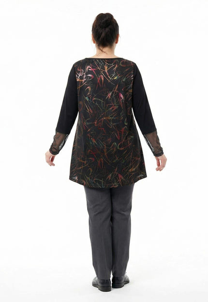 Официална черна туника големи размери, снимана отзад в цял ръст, с цветен абстрактен принт на гърба и елегантна разкроена кройка.
