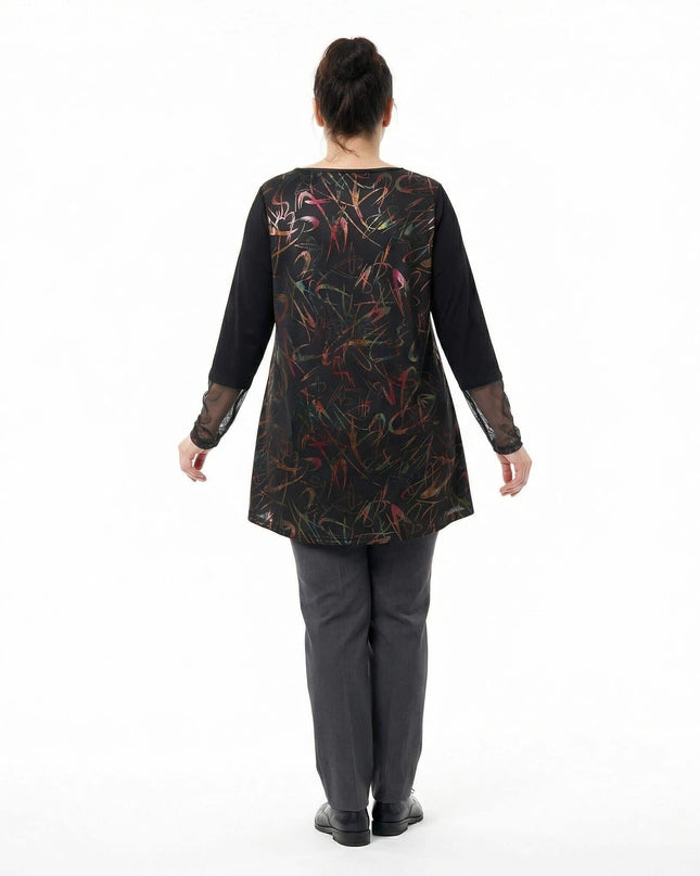 Официална черна туника големи размери, снимана отзад в цял ръст, с цветен абстрактен принт на гърба и елегантна разкроена кройка.