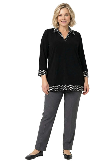 Официална черна туника големи размери с черно-бяла яка и маншети, представена в цял ръст отпред върху модел.