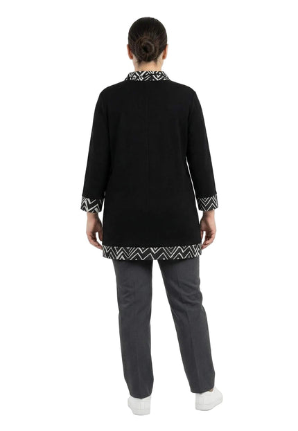 Официална черна туника за макси дами, снимана в гръб, показваща правата кройка и декоративния кант с геометричен десен на подгъва и ръкавите.