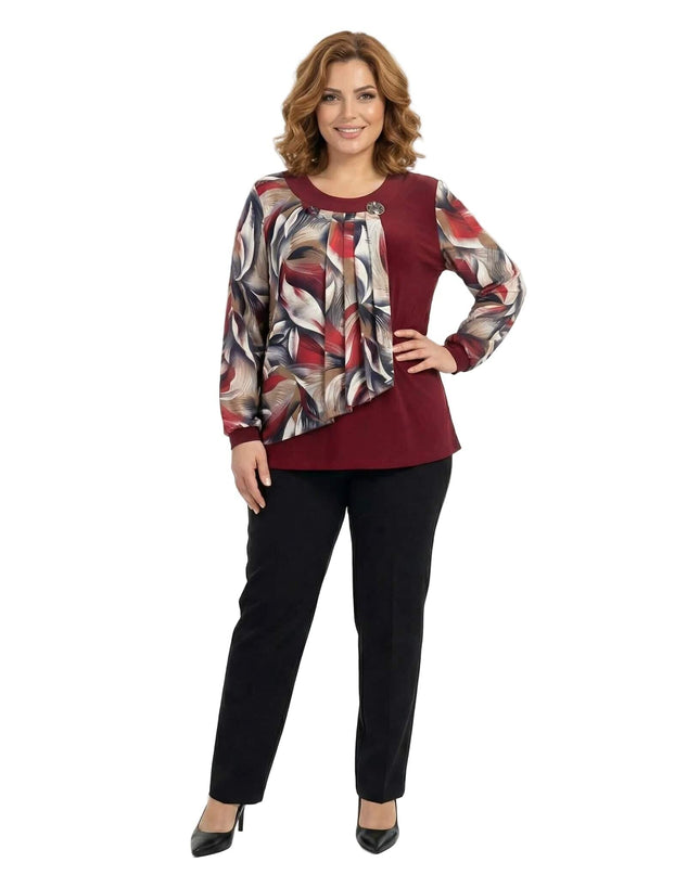 Официална червена туника с флорален шифон и брошка за макси дами, представена от модел в цял ръст на бял фон