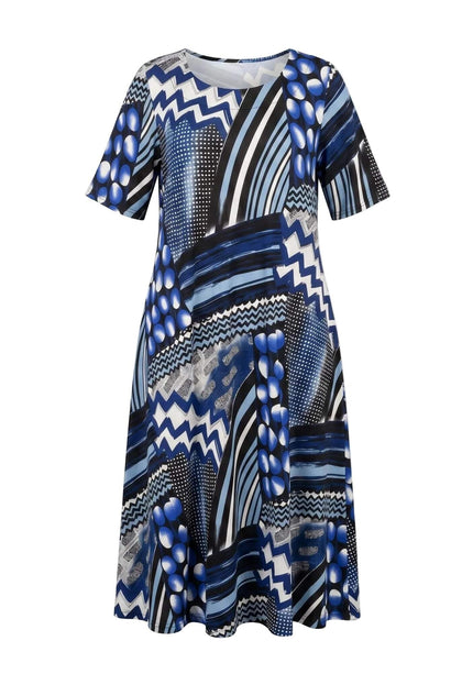 Официална дълга разкроена рокля големи размери с абстрактни шарки в сини нюанси, къси ръкави и обло деколте, снимана на бял фон.