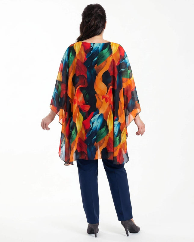 Изглед отзад на официална лятна макси туника тип пончо в пъстър десен с широки ръкави, представена на бял фон.