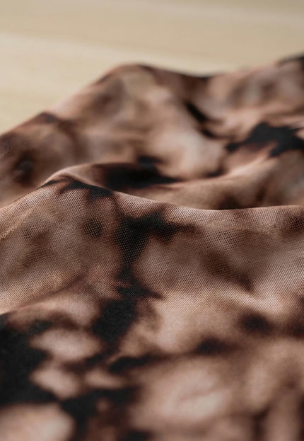 Детайл отблизо на ефирната шифонена материя на официална макси рокля, показващ фината текстура и кафяво-черен преливащ десен.