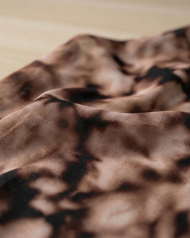 Детайл отблизо на ефирната шифонена материя на официална макси рокля, показващ фината текстура и кафяво-черен преливащ десен.