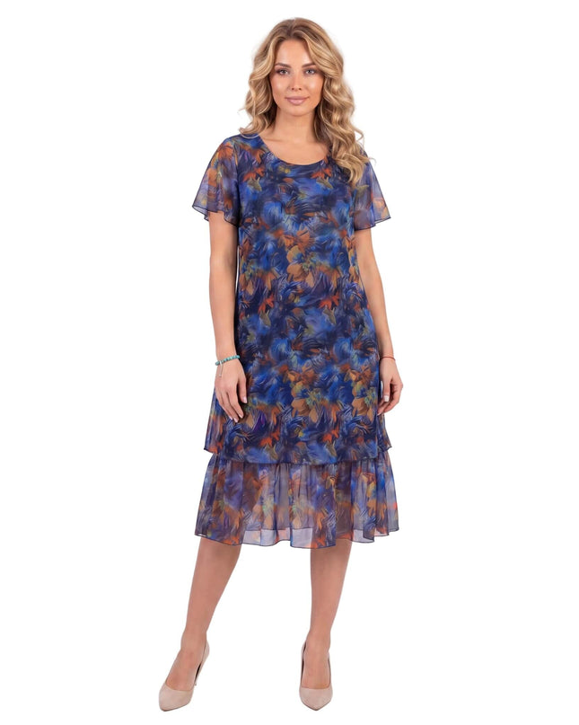 Официална макси рокля от пъстър шифон в синя гама с къси ръкави. Моделът е представен в цял ръст отпред на бял фон.