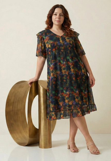 Официална макси рокля от цветен шифон с ефектен ръкав и флорален десен, представена в цял ръст до златист декоративен елемент.