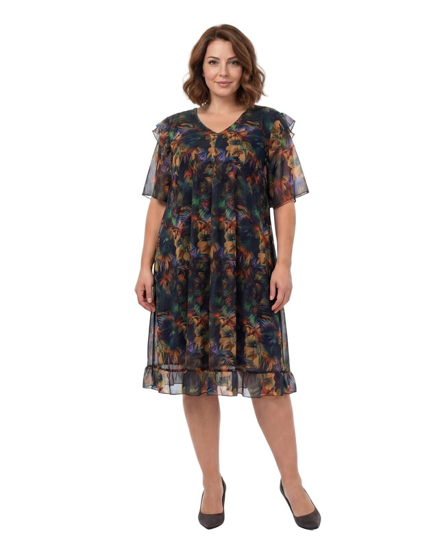 Официална макси рокля от цветен шифон с ефектен ръкав и разкроена кройка, представена в цял ръст на бял фон.