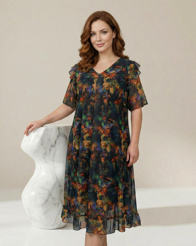 Официална макси рокля от цветен шифон с ефирни ръкави и V-образно деколте, представена в цял ръст до бяла скулптура.