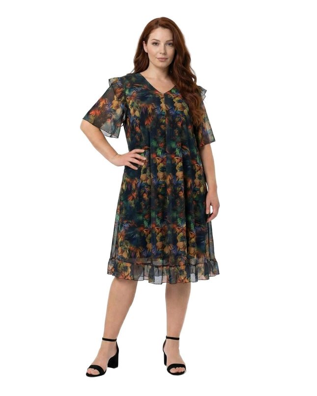 Официална макси рокля от цветен шифон с ефектен ръкав и волани в долната част, заснета в цял ръст на бял фон.