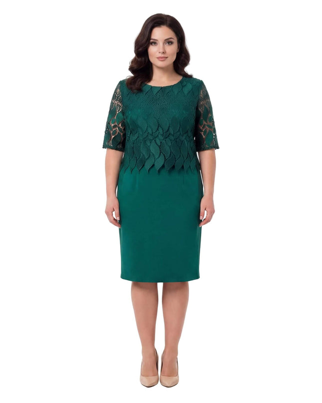 Официална макси рокля с дантела в масленозелен цвят, права кройка и 3/4 ръкави, заснета върху модел отпред в цял ръст.