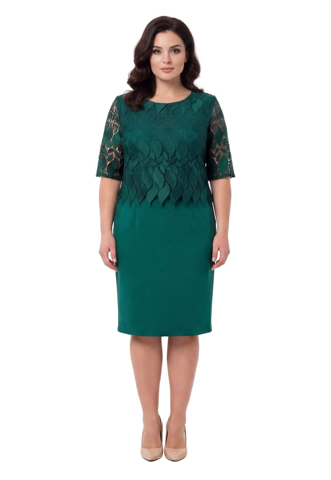 Официална макси рокля с дантела в масленозелен цвят, права кройка и 3/4 ръкави, заснета върху модел отпред в цял ръст.