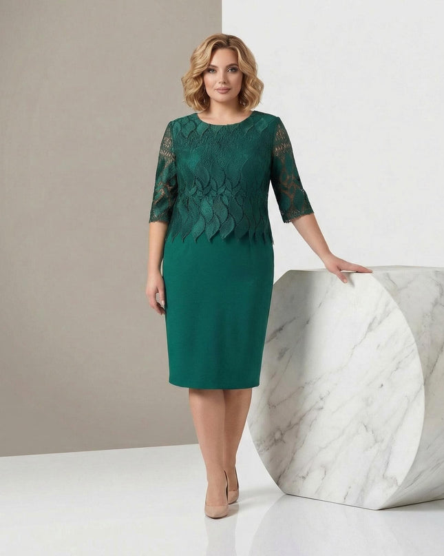 Официална макси рокля в масленозелен цвят с флорална дантела в горната част и 3/4 ръкави, заснета в цял ръст до мраморен декор.