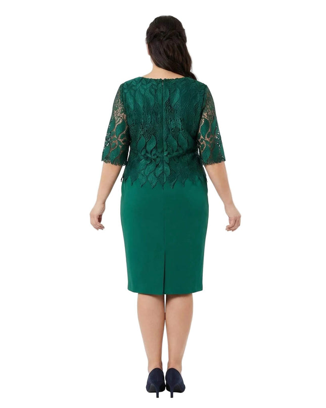 Официална макси рокля с дантела в масленозелен цвят, представена в гръб. Моделът се отличава с дантелен гръб, права кройка и малка цепка в долната част.