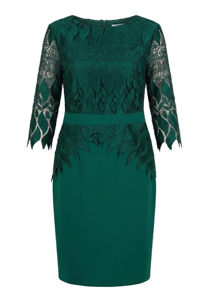 Стилна официална макси рокля в масленозелен цвят с дантела на флорални мотиви в горната част и ръкавите. Снимката показва модела в цял ръст отпред на бял фон.