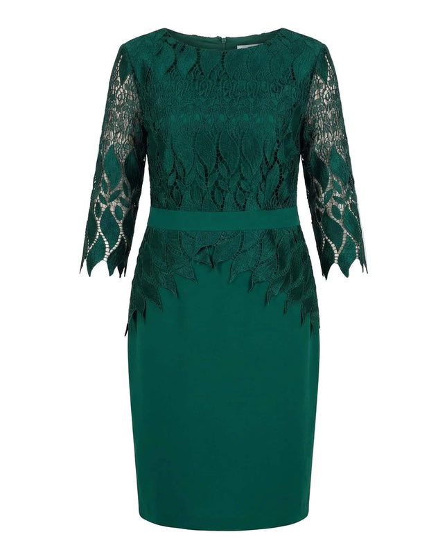 Стилна официална макси рокля в масленозелен цвят с дантела на флорални мотиви в горната част и ръкавите. Снимката показва модела в цял ръст отпред на бял фон.