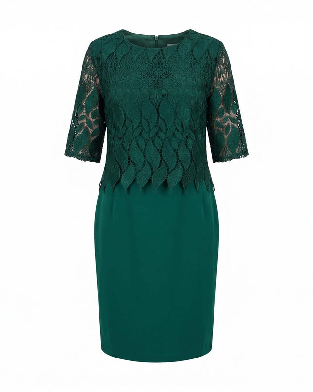Стилна официална макси рокля в масленозелен цвят, декорирана с фина дантела в горната част и 3/4 ръкави, заснета отпред на бял фон.