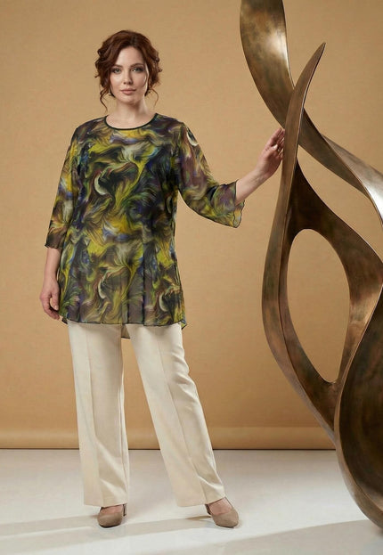 Официална макси туника от две части с ефирен шифон в шарен десен, представена в цял ръст в съчетание с панталон.