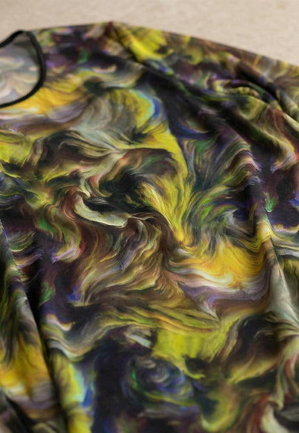 Детайлен кадър на официална макси туника от две части, показващ ефирния шифон с абстрактен шарен десен и облото деколте с черен кант.