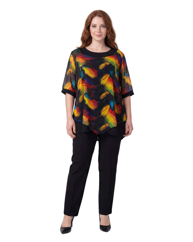 Официална макси туника с асиметричен пъстър шифон в черно, представена върху модел в цял ръст на бял фон.