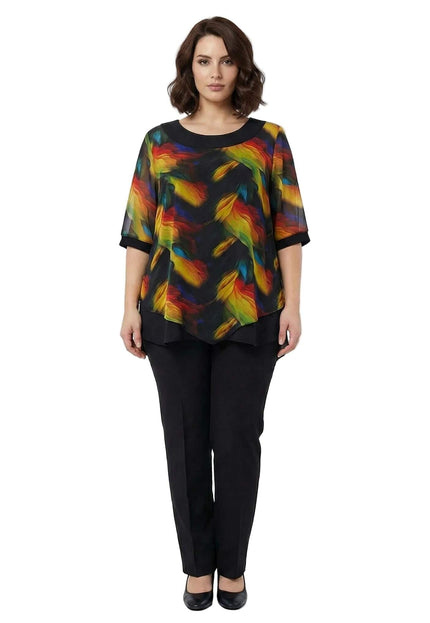 Официална макси туника в черно с асиметричен слой от пъстър шифон и къси ръкави, заснета в цял ръст отпред.