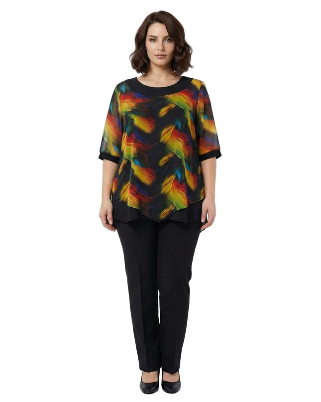 Официална макси туника в черно с асиметричен слой от пъстър шифон и къси ръкави, заснета в цял ръст отпред.