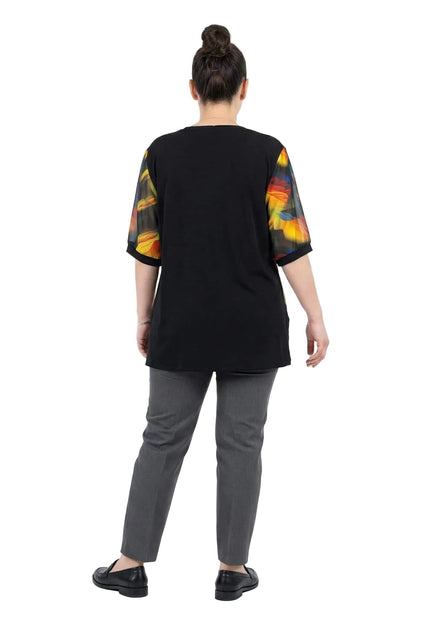 Официална макси туника с асиметричен пъстър шифон в черно – вид отзад в цял ръст, показващ изчистения гръб и детайлите на цветните ръкави.