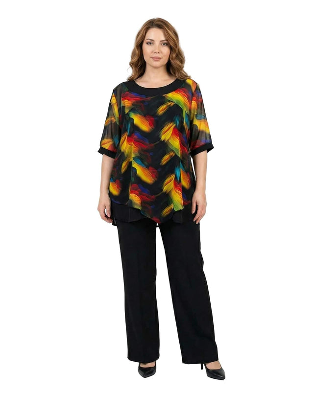 Официална макси туника с асиметричен пъстър шифон в черно и къс ръкав, представена върху модел в цял ръст отпред.