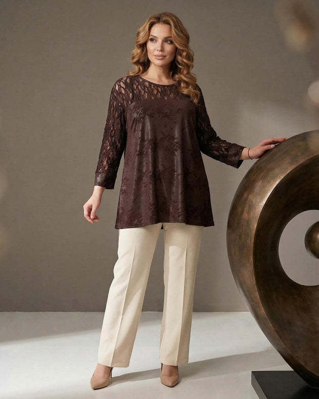 Елегантна кафява макси туника с дантелени ръкави и платка, представена в цял ръст, съчетана със светъл панталон.