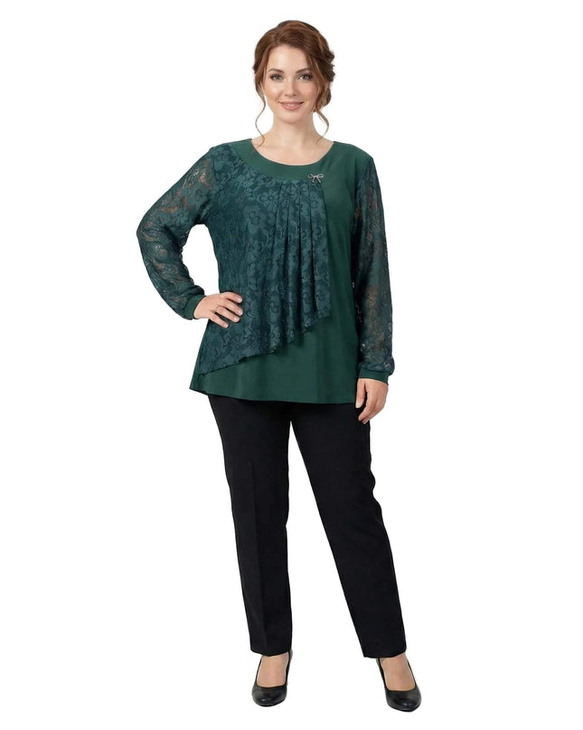 Официална макси туника в масленозелено с дантелени ръкави и брошка, заснета в цял ръст върху модел, съчетана с черен панталон.