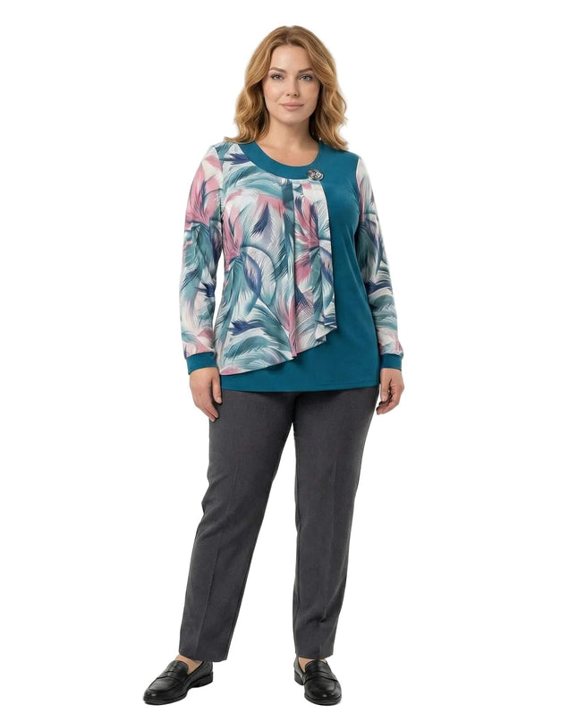 Официална макси туника в цвят петрол с ефирен шифон на цветя и брошка, заснета в цял ръст върху модел.