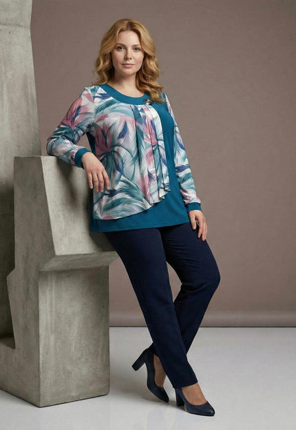 Официална макси туника в цвят петрол с ефирен шифон и флорални мотиви, представена в цял ръст върху модел.